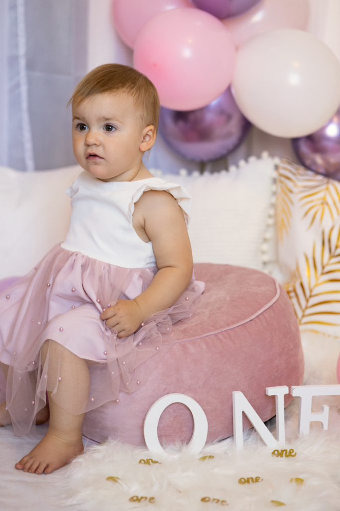 Portrait-Aufnahmen im Rahmen eines Cake-Smash Fotoshootings von einer kleinen Prinzessin.