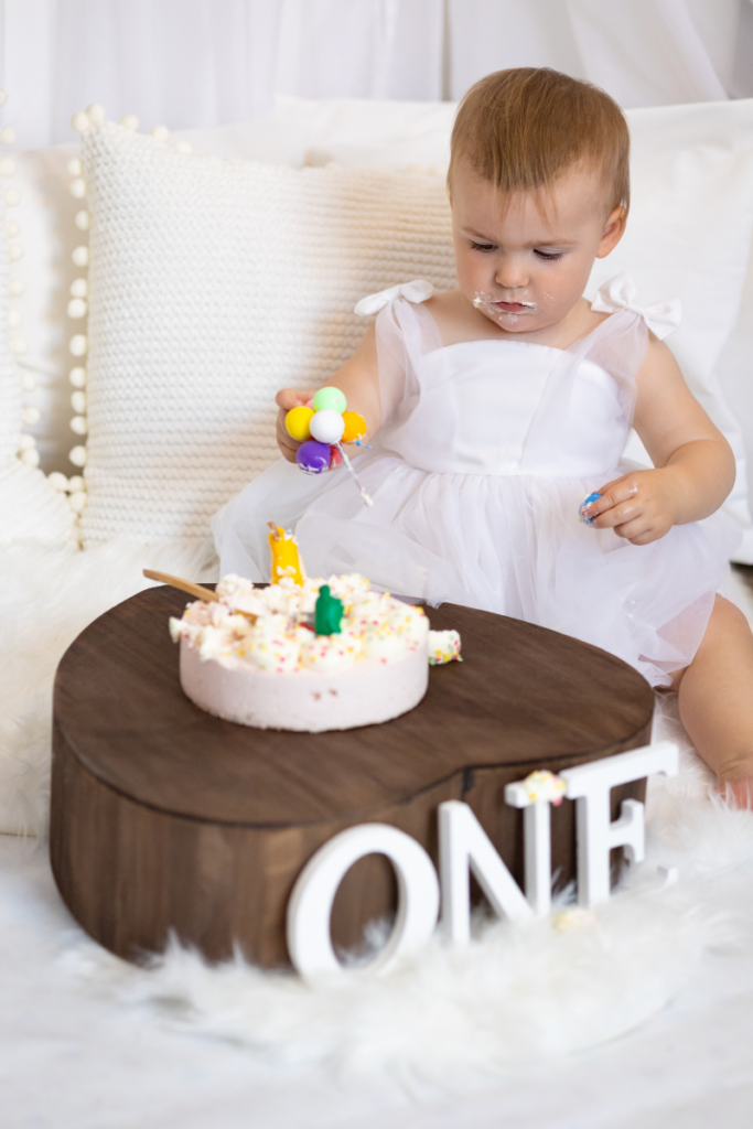 Portrait-Aufnahmen im Rahmen eines Cake-Smash Fotoshootings von einer kleinen Prinzessin.