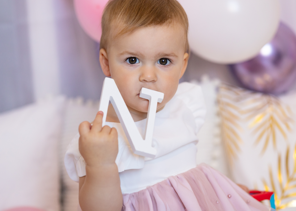 Portrait-Aufnahmen im Rahmen eines Cake-Smash Fotoshootings von einer kleinen Prinzessin.