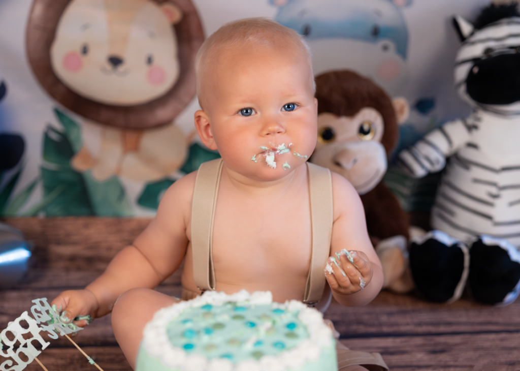 Cake-Smash Freude zum 1. Geburtstag. Der kleine Bube hat große Freude!