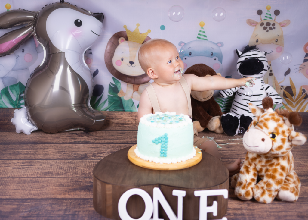 Cake-Smash Freude zum 1. Geburtstag. Der kleine Bube hat große Freude!