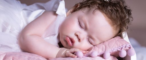 Neugeborenen Shooting. Kleine Prinzessin schläft im Baby-Bettchen.